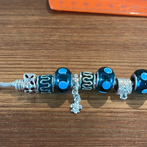 Pretty pandora style charm bracelet - Picture 4 of 5